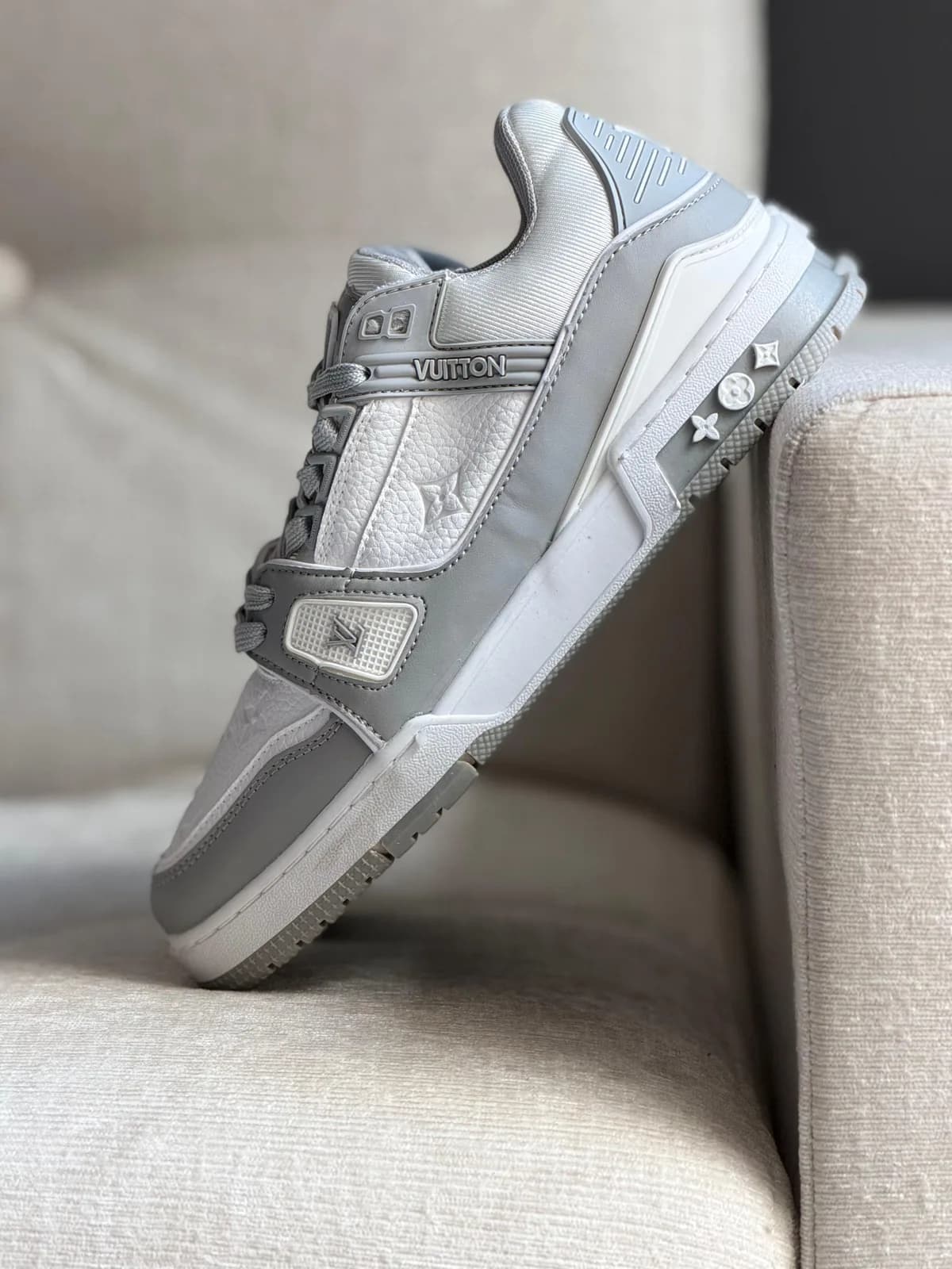 LV TRAINER BLANCA GRIS 